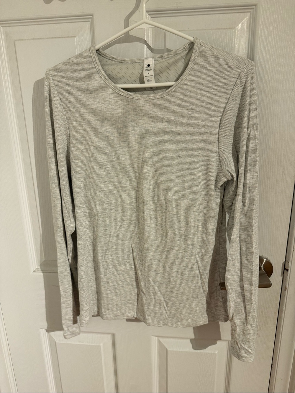 Yogalicious Light Gray Long-Sleeve Women's Crewneck Top- Size L- with inner band